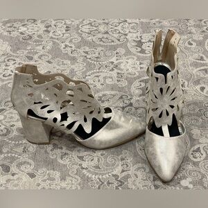 Bellini Cleo Cream Cutout Heels